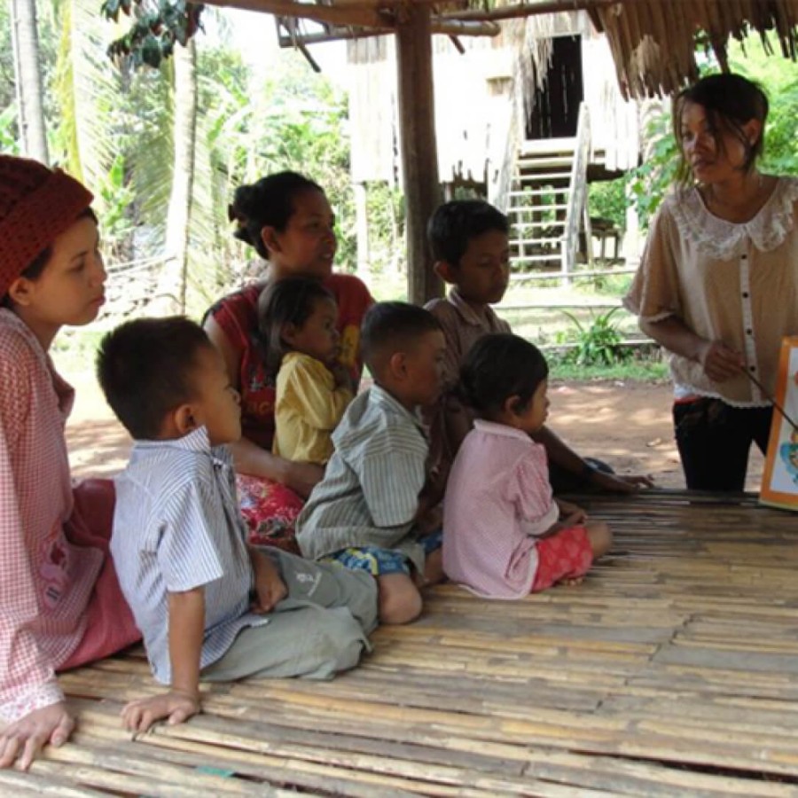Children and parents attending a session